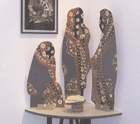 Yemeni women with their traditional clothes painted on glass.