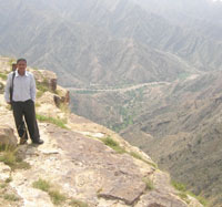 Hiking and travelling in high mountains are mundane tasks for many Yemenis living in rural areas with difficult terrains. YT photo by Nasri Al-Saqqaf