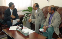 Professor Dawood (C) in conversation with Dr. Sahu (L) and Dr. Muhsin (R)